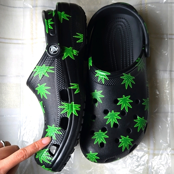 Crocs Classic Hemp Leaf Clog - Picture 11 of 12